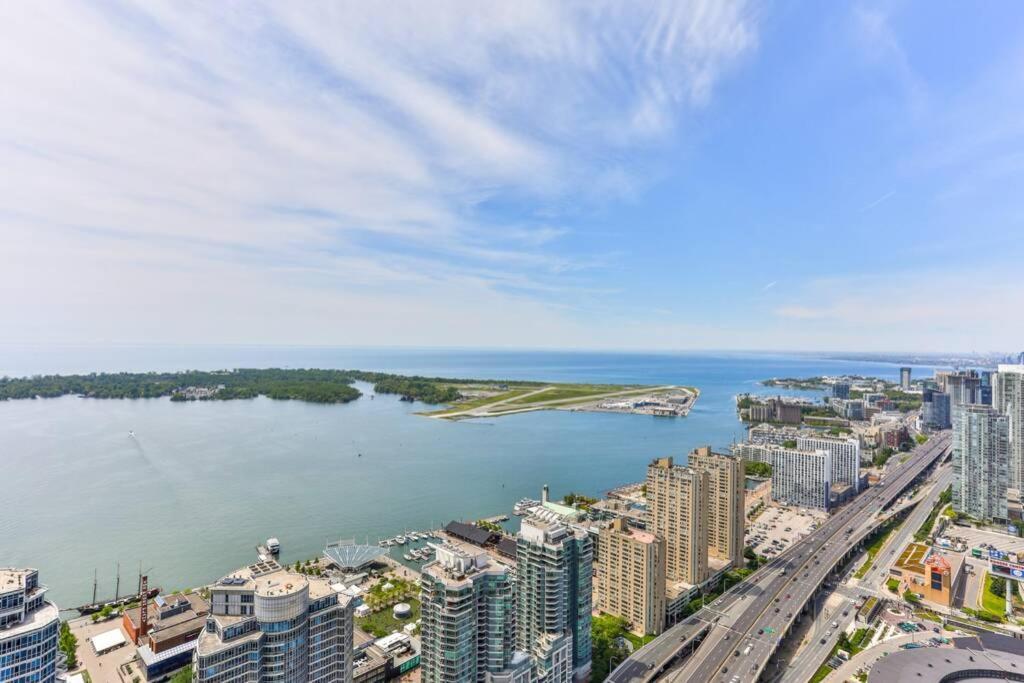 Two Bd Cn Tower And Lake Ontario View Toronto Exterior photo