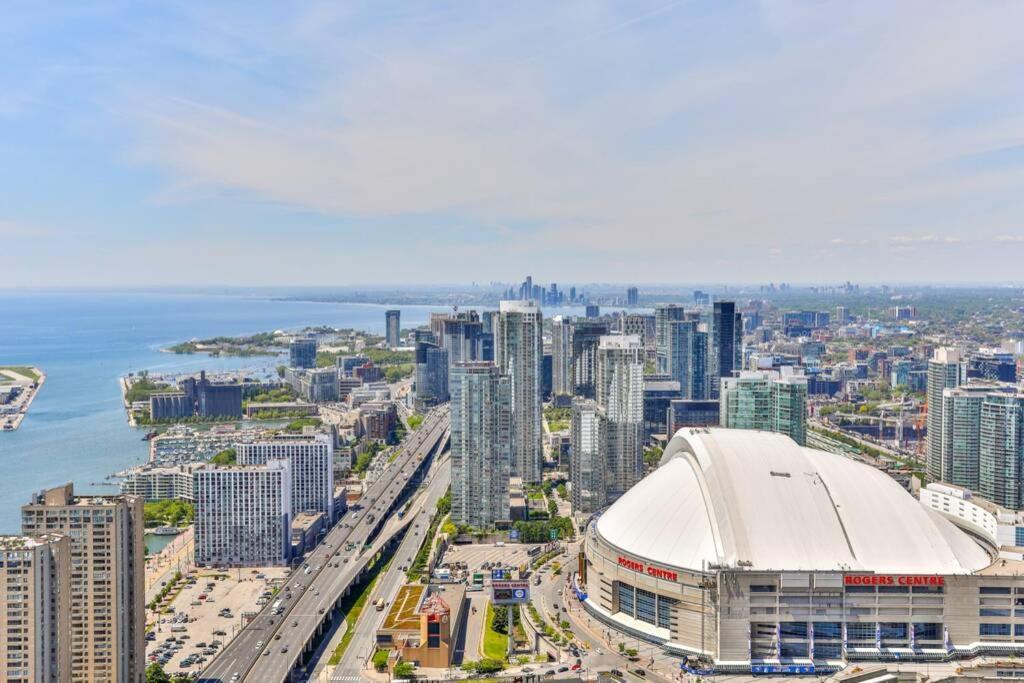 Two Bd Cn Tower And Lake Ontario View Toronto Exterior photo
