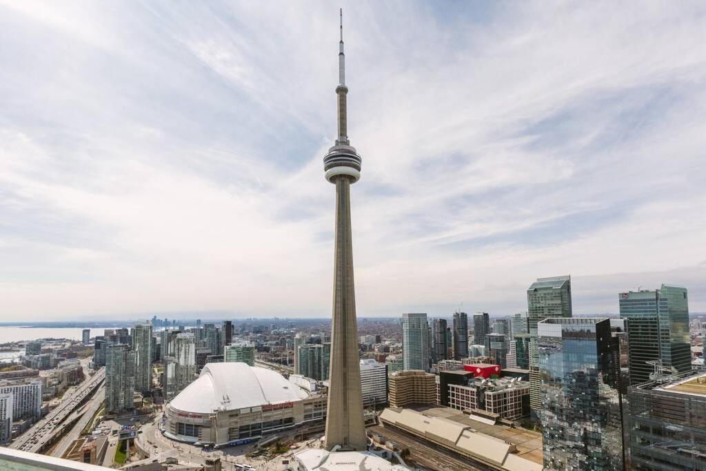 Two Bd Cn Tower And Lake Ontario View Toronto Exterior photo
