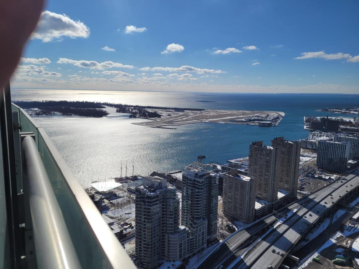 Two Bd Cn Tower And Lake Ontario View Toronto Exterior photo